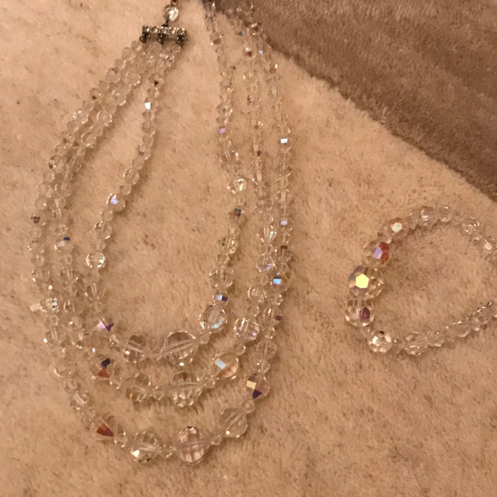 Crystal necklace and bracelet set